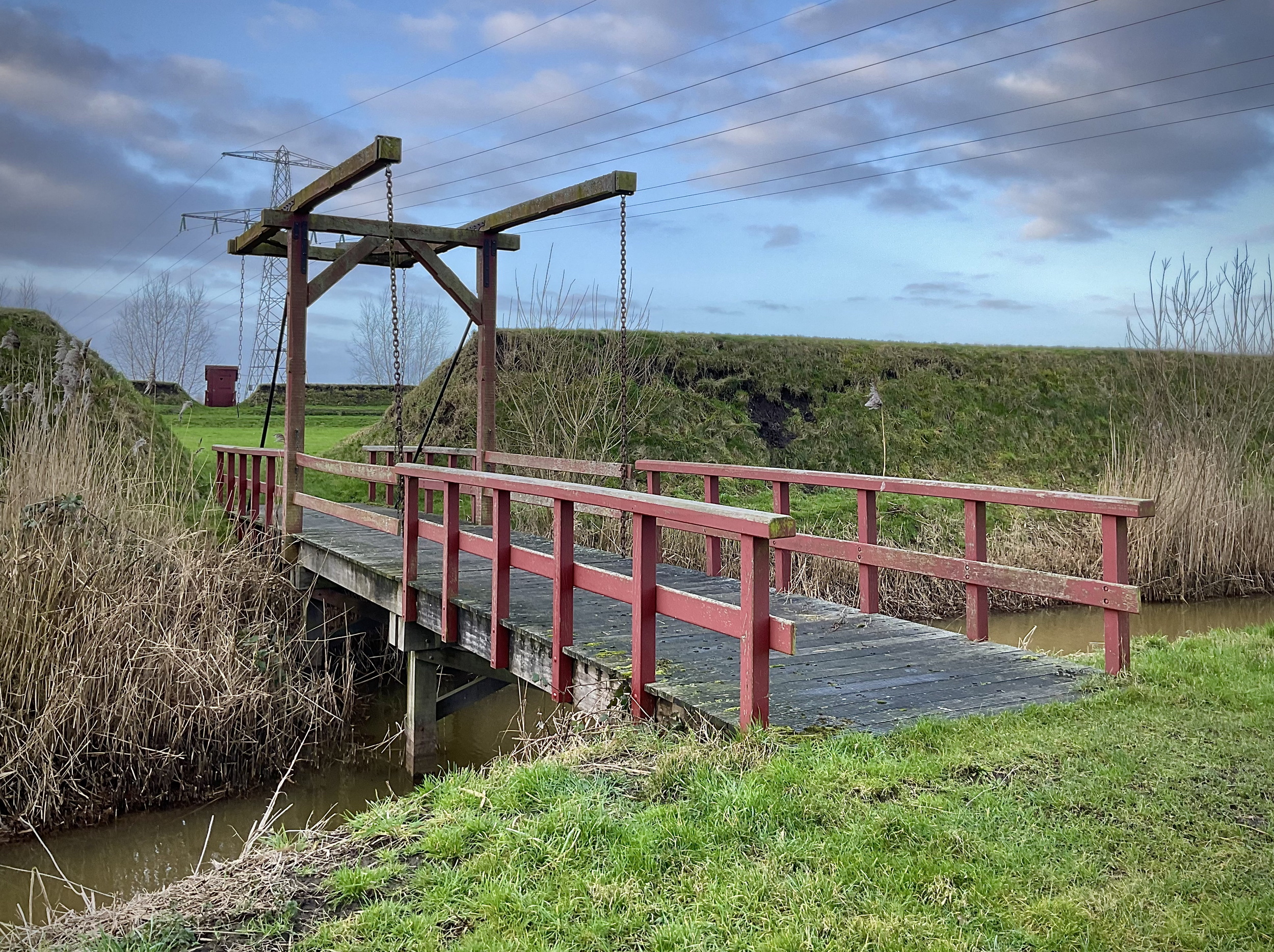 De toegangsbrug naar de bruggeschans. Klik op de foto voor een tweede afbeelding. Foto: ©Jur Kuipers, Hoogezand.